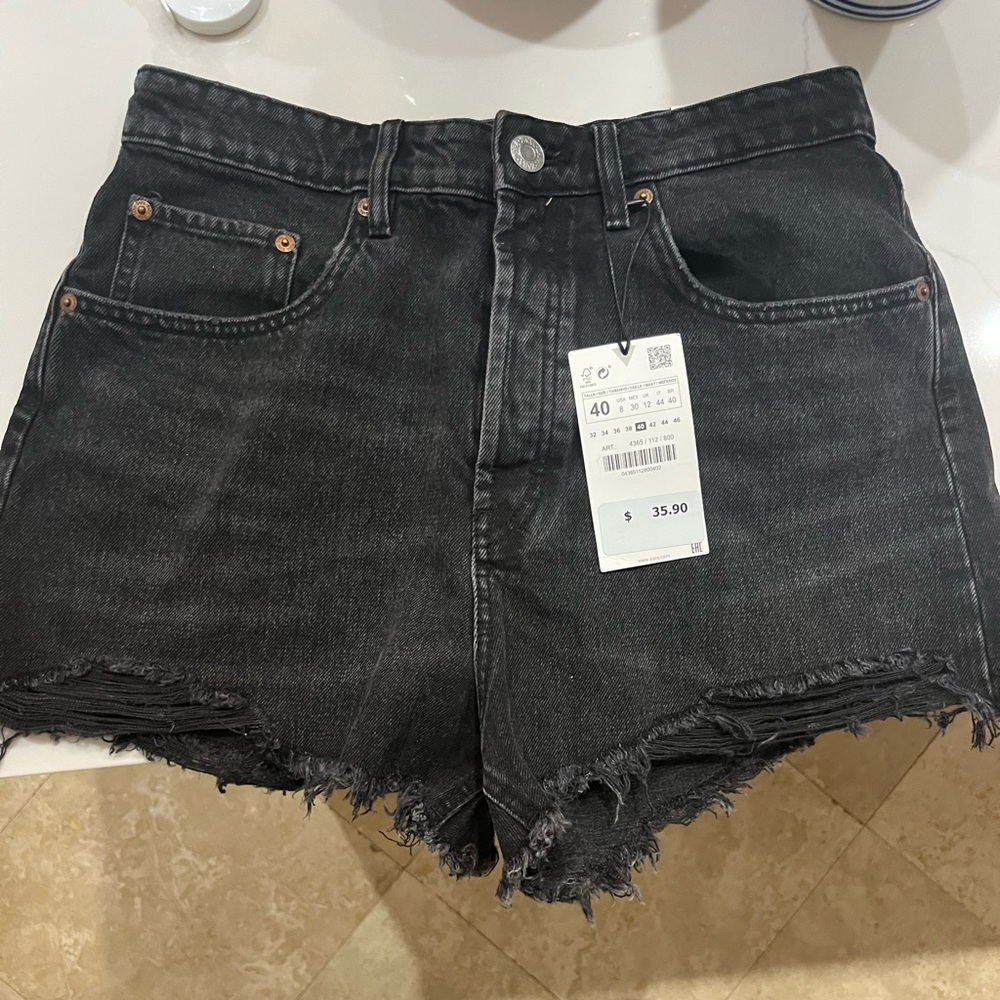 COPY - UNWORN high rise ZARA cut off Jean shorts in Black